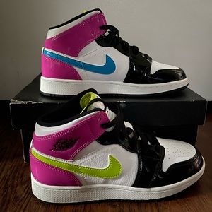 ✨Like New, With Original Box✨ 2020 Air Jordan Mid 1 SE GS